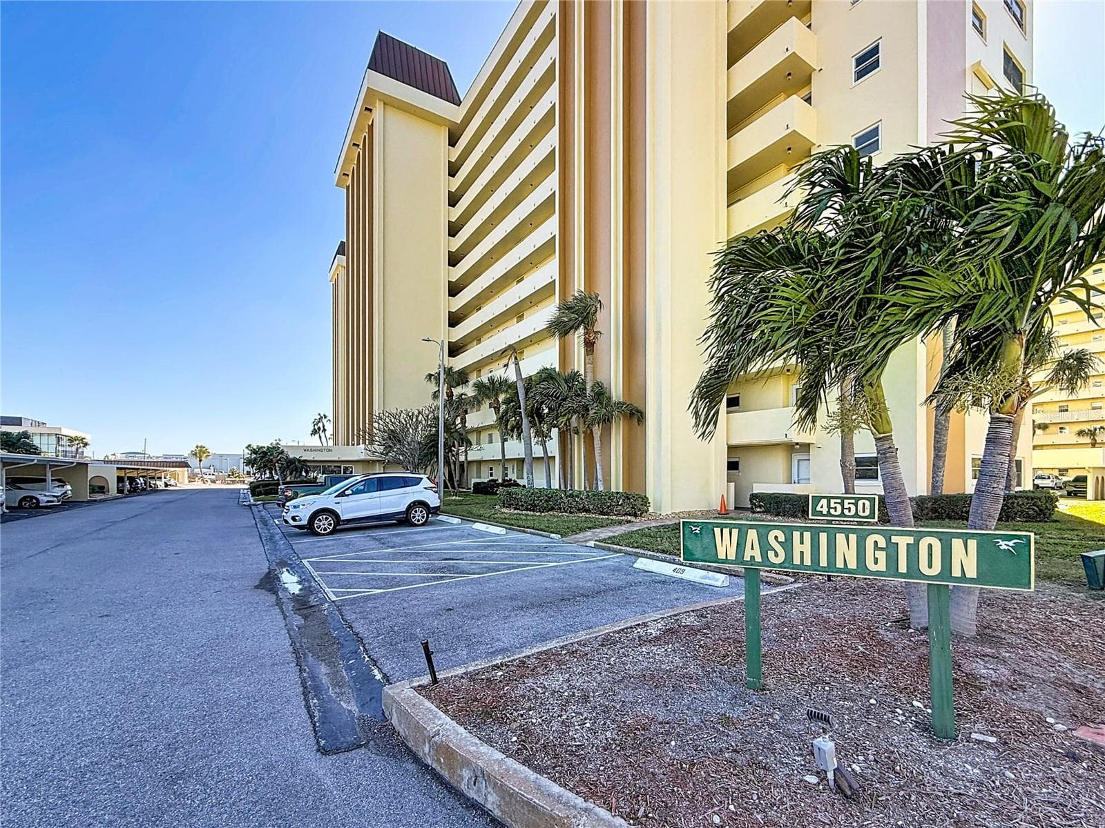 4550 COVE CIR #106