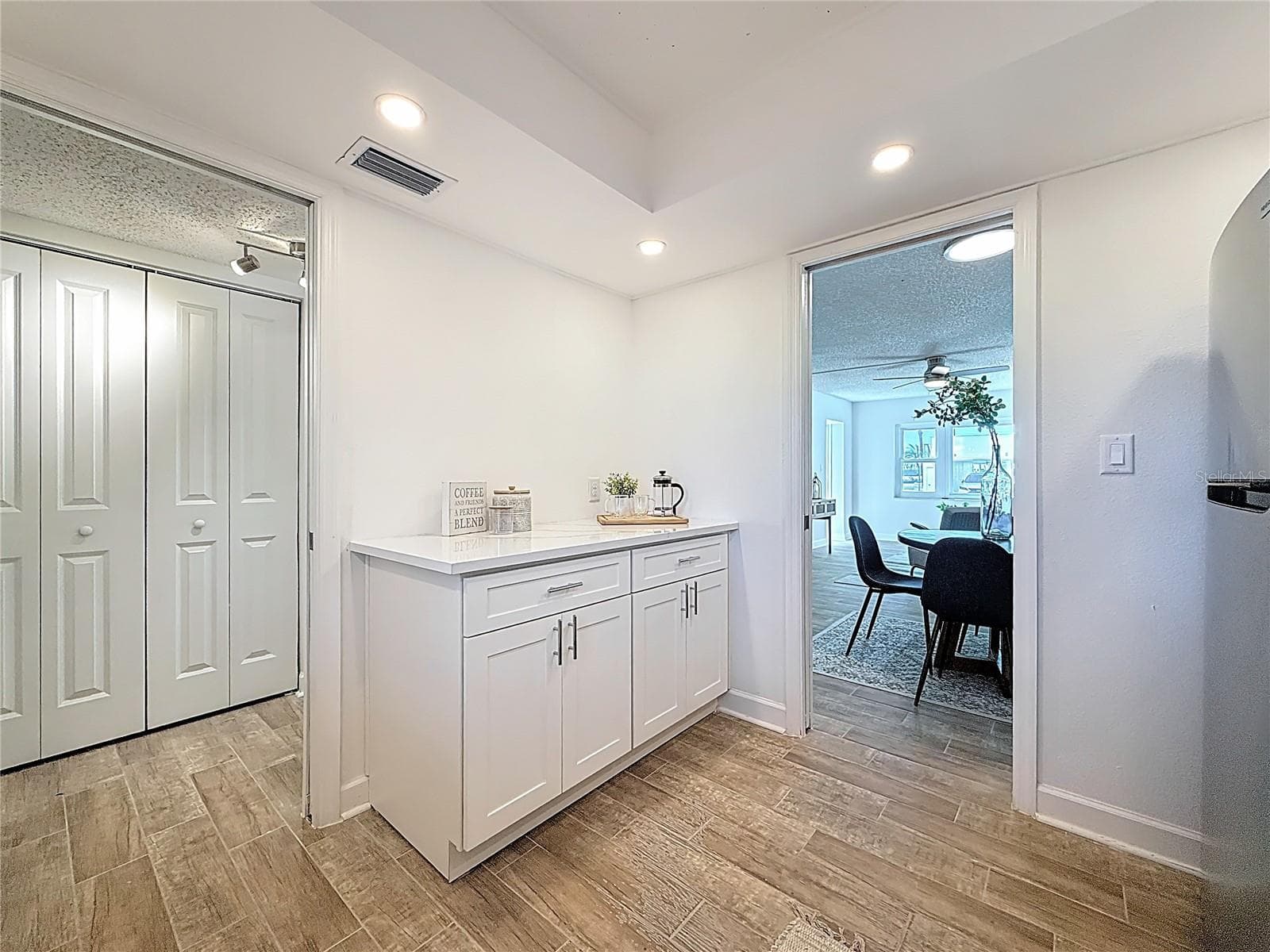 Condominium at 4550 COVE CIR #106, ST PETERSBURG, photo 6 of 34