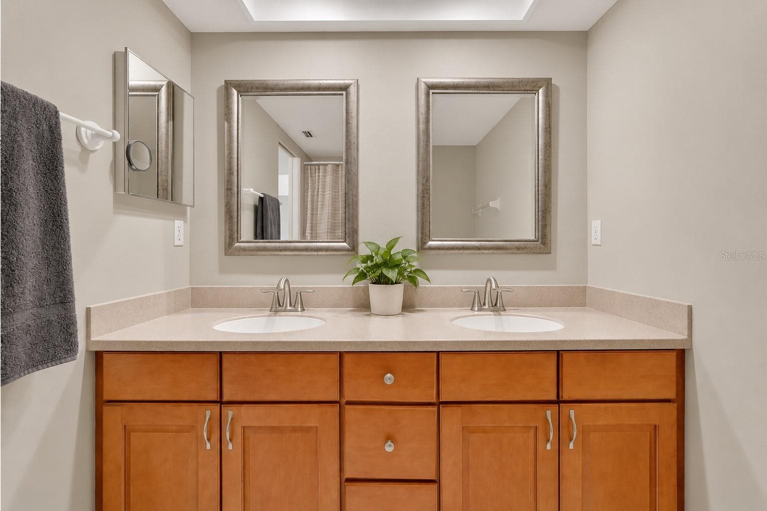 Primary bath with double vanity and refreshed finishes - 14879 SEMINOLE TRL, SEMINOLE