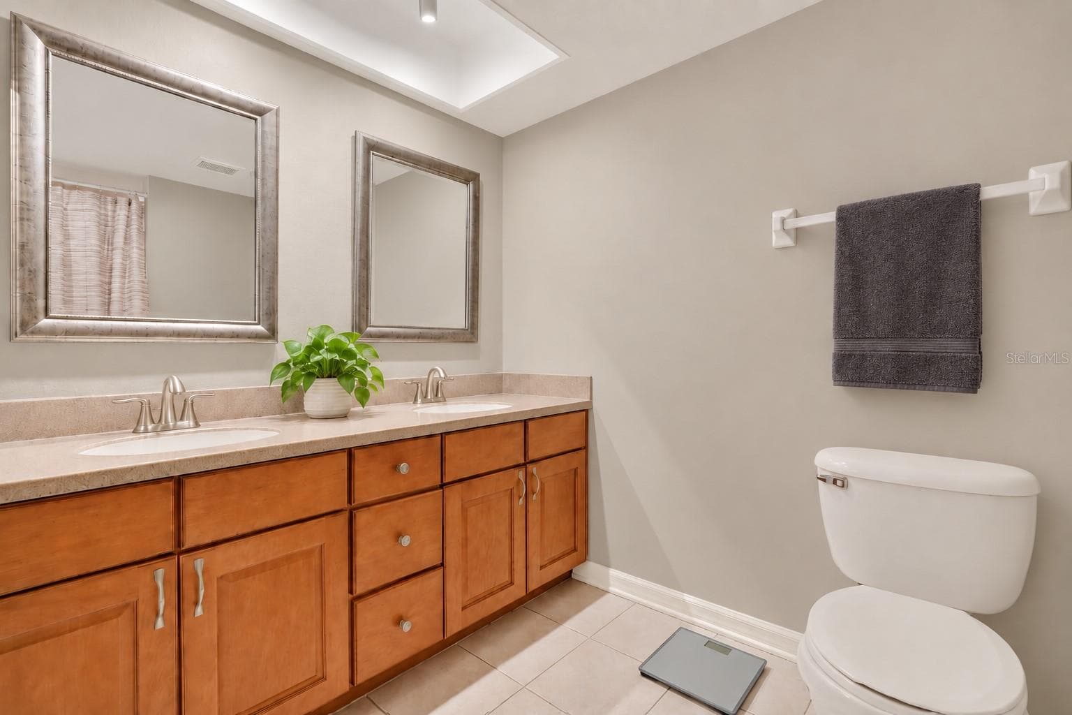 Spacious primary bath with generous storage - 14879 SEMINOLE TRL, SEMINOLE