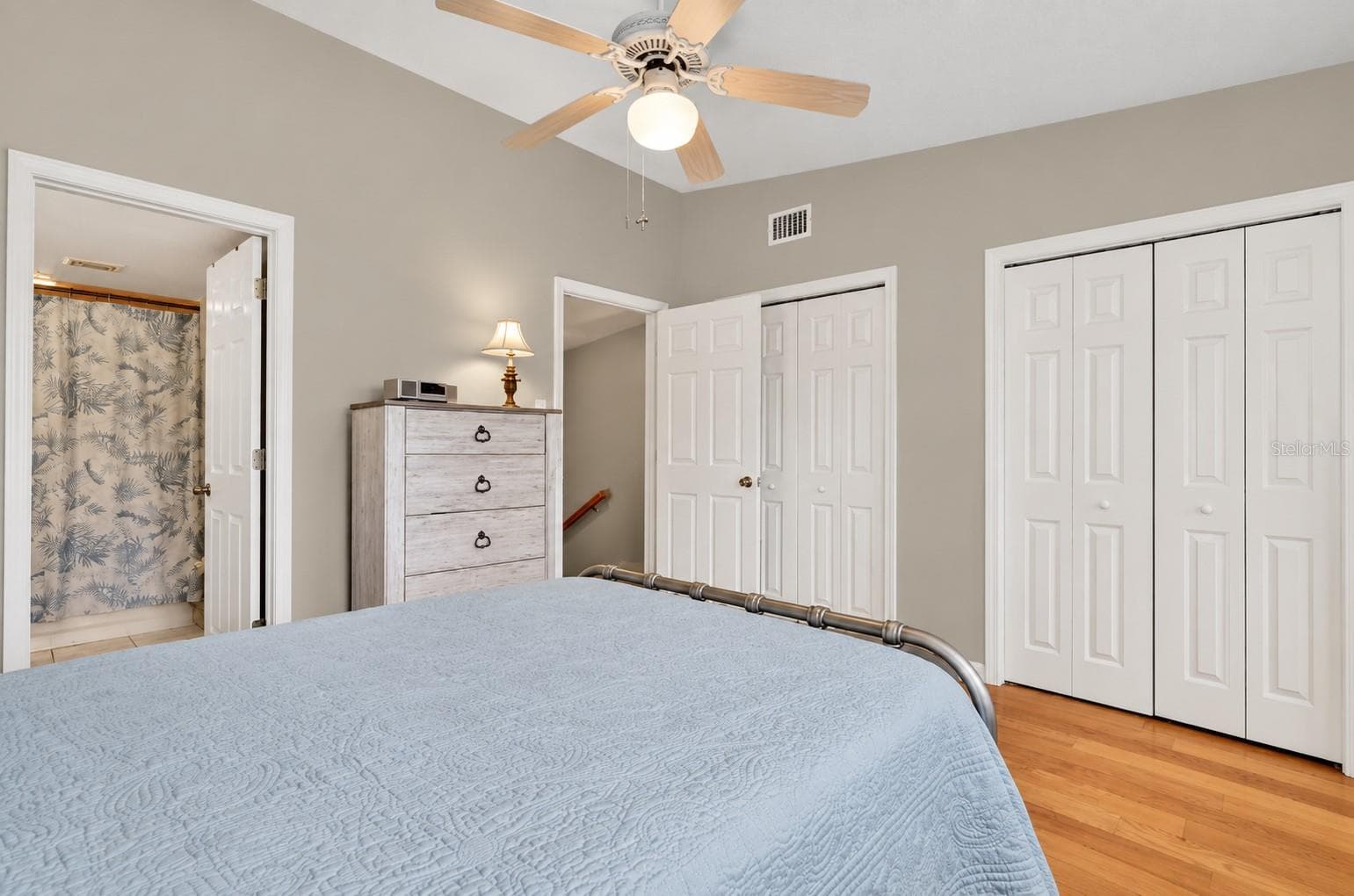 Guest suite with double closets and hardwood floors - 14879 SEMINOLE TRL, SEMINOLE
