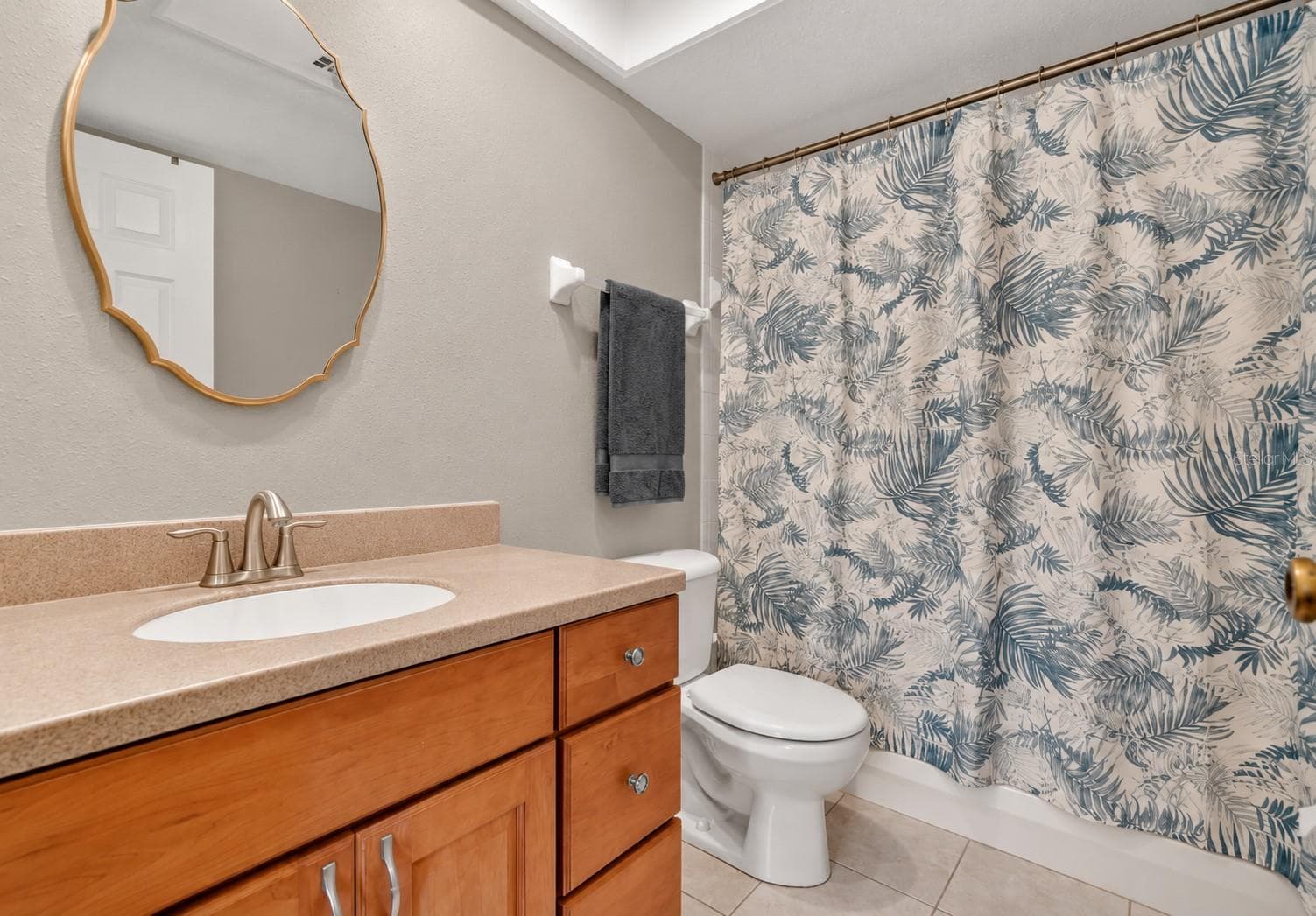 Private guest bath with refreshed neutral finishes - 14879 SEMINOLE TRL, SEMINOLE