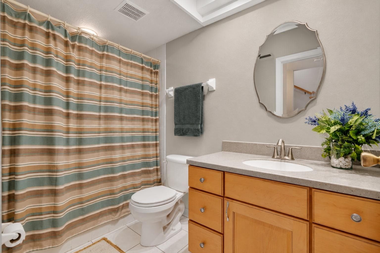 Downstairs full bath with refreshed neutral finishes - 14879 SEMINOLE TRL, SEMINOLE
