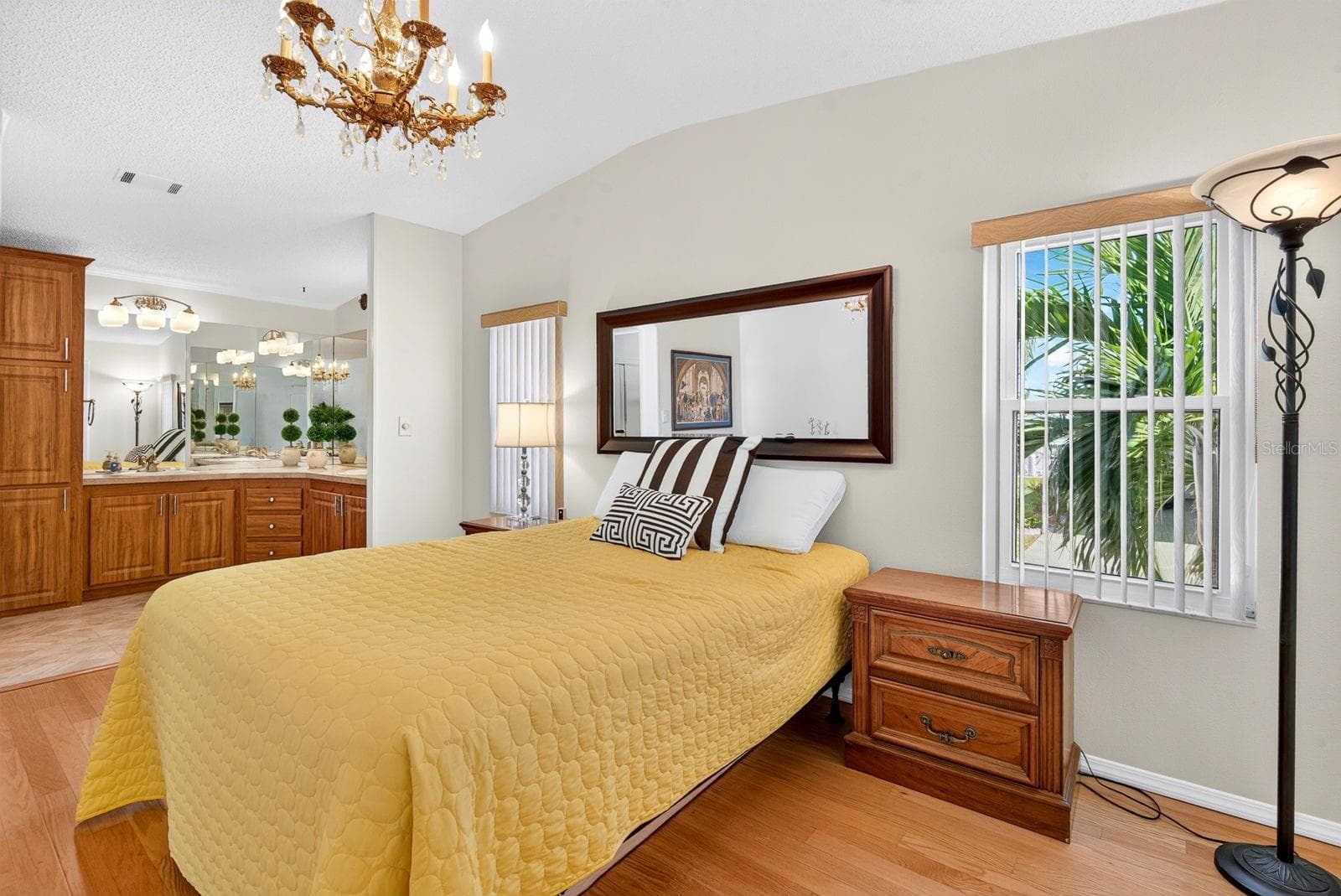 Large Master bedroom - 10315 CORTEZ RD W #7F, BRADENTON