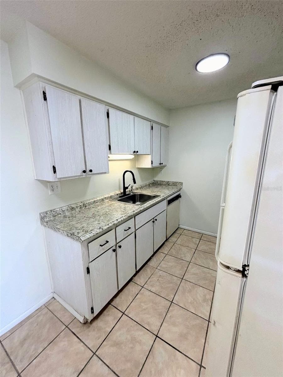 Kitchen - 190 E OLMSTEAD DR #F32, TITUSVILLE
