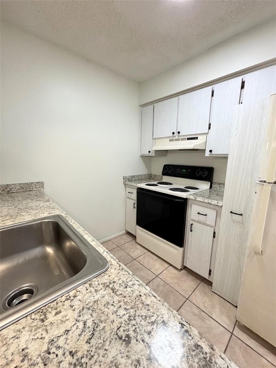 Kitchen - 190 E OLMSTEAD DR #F32, TITUSVILLE