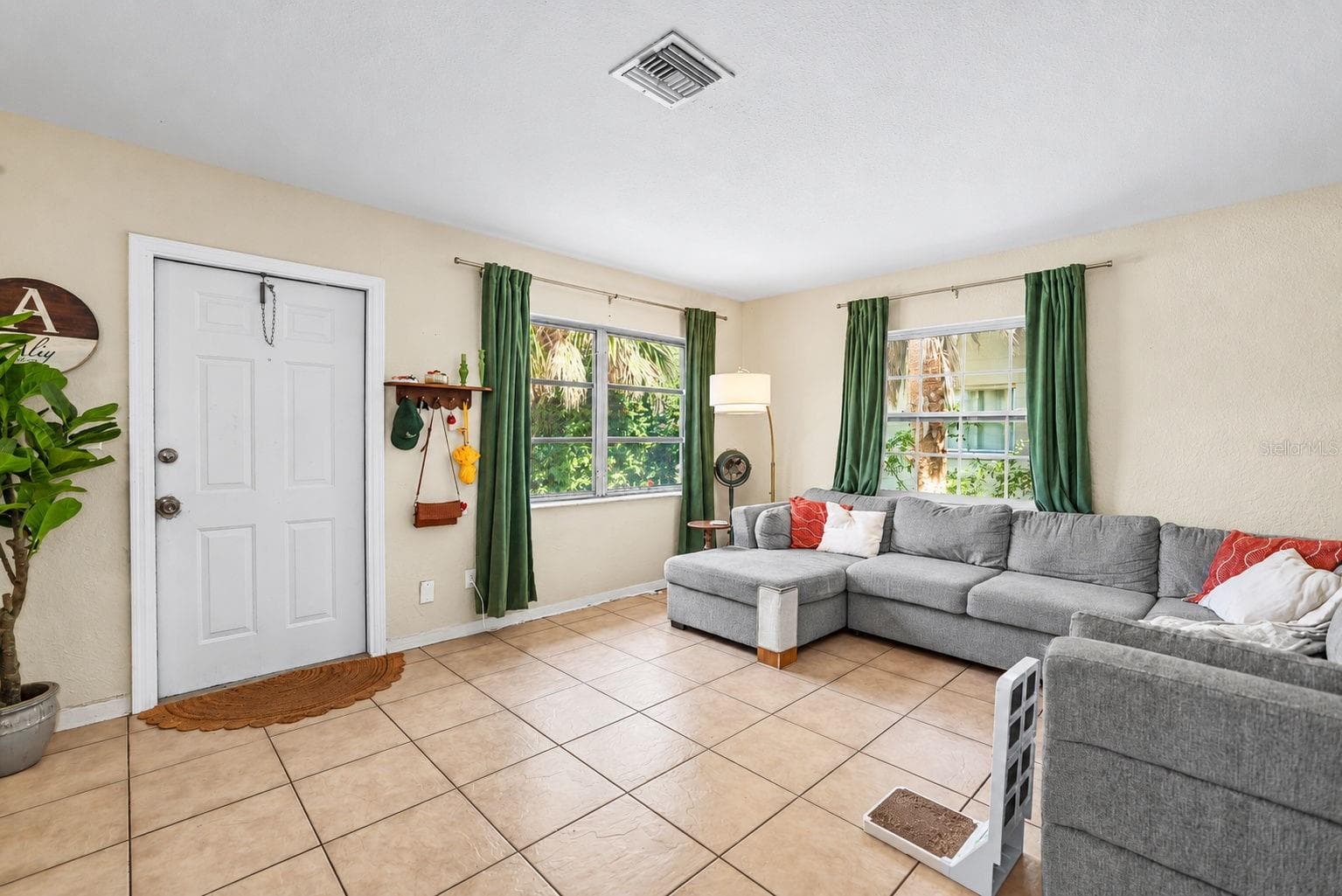 Unit 1 - Living Room - 173 38TH AVE SE, ST PETERSBURG
