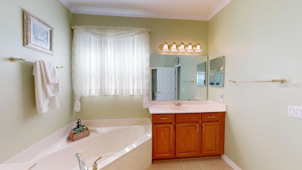 Single Family Residence at 13211 LAKESHORE GROVE DRIVE, WINTER GARDEN, photo 19 of 59