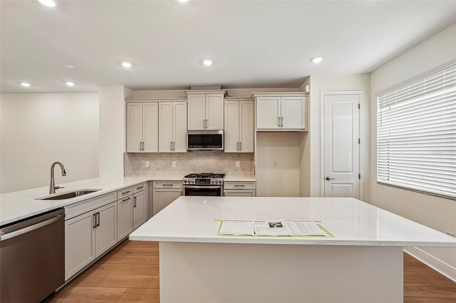 Townhouse at 4426 SUNSET GARDEN ST, BRADENTON, photo 5 of 28