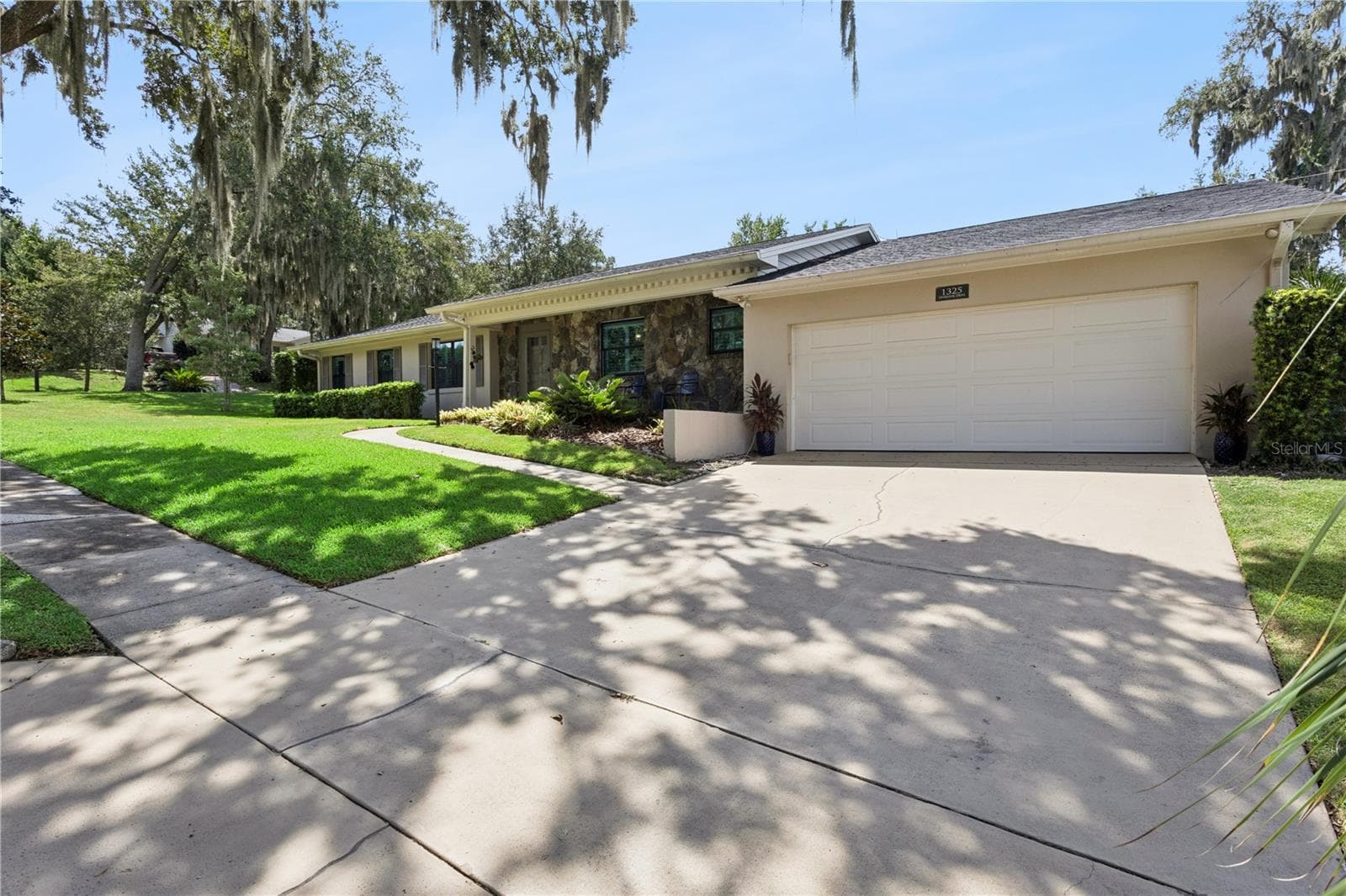 Single Family Residence at 1325 OVERLOOK DR, MOUNT DORA, photo 2 of 49