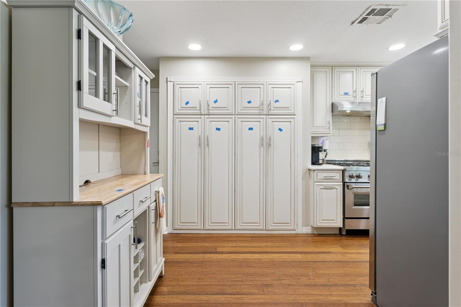 Built in pantry with roll out shelves - 1325 OVERLOOK DR, MOUNT DORA