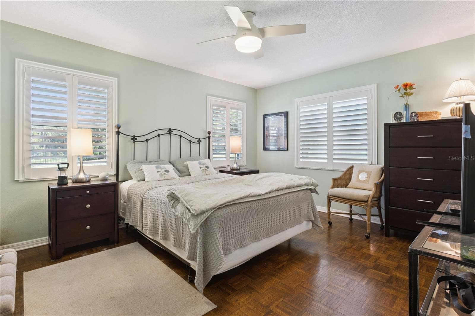 Guest bedroom with walk-in closet - 1325 OVERLOOK DR, MOUNT DORA