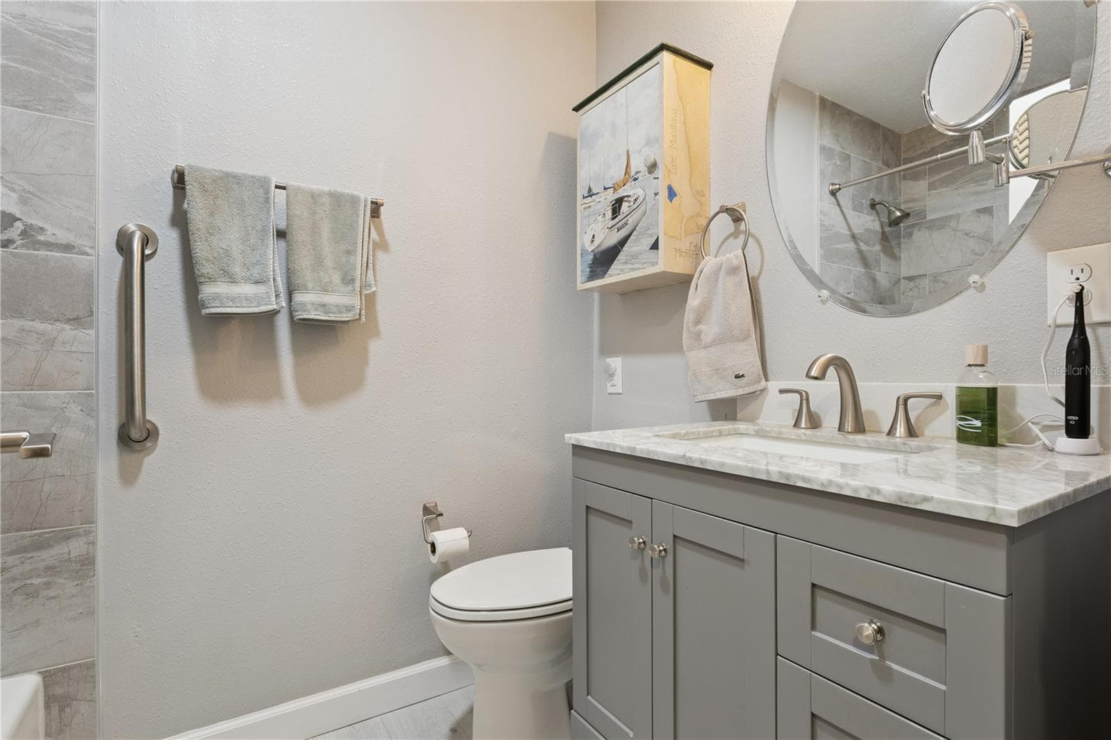 Hall bath across from the guest bedroom and office - 1325 OVERLOOK DR, MOUNT DORA