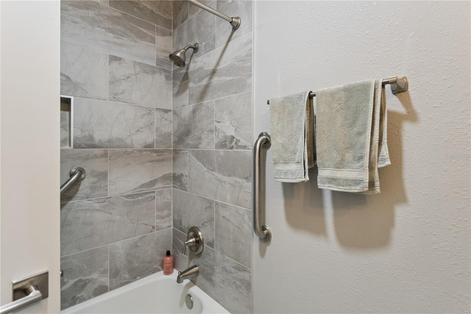 Hall bath - 1325 OVERLOOK DR, MOUNT DORA