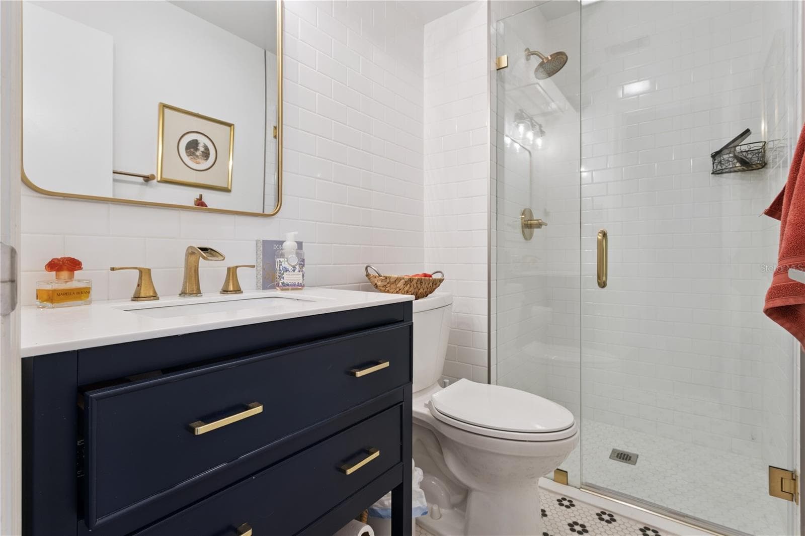 Bath off of the kitchen and family room. - 1325 OVERLOOK DR, MOUNT DORA