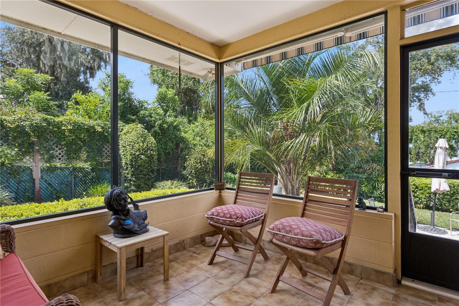 Florida room off the family room with new screens and a sunsetter awning - 1325 OVERLOOK DR, MOUNT DORA