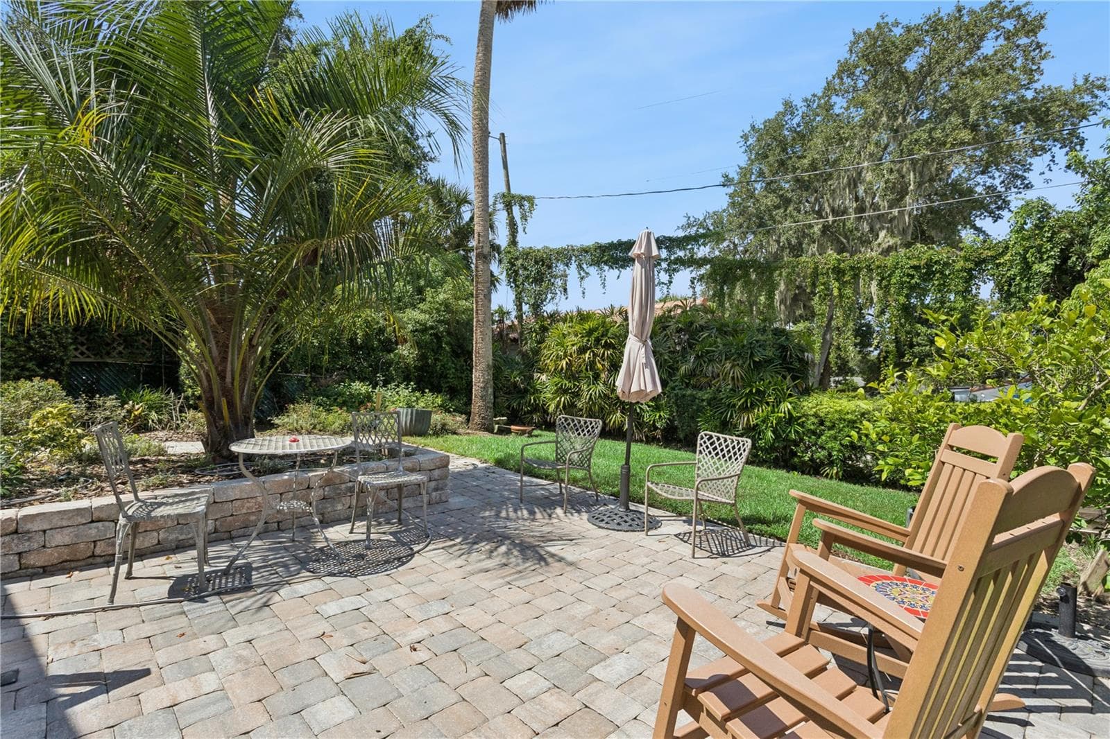 New paver patio looking west - 1325 OVERLOOK DR, MOUNT DORA
