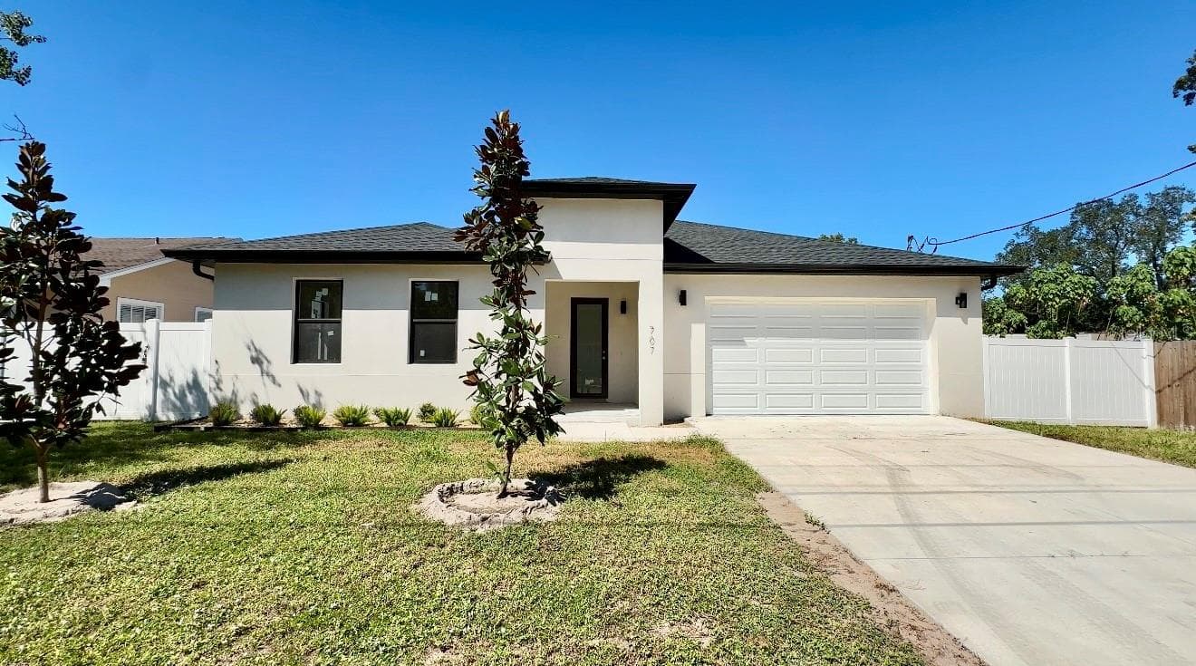 707 W COUNTRY CLUB DR