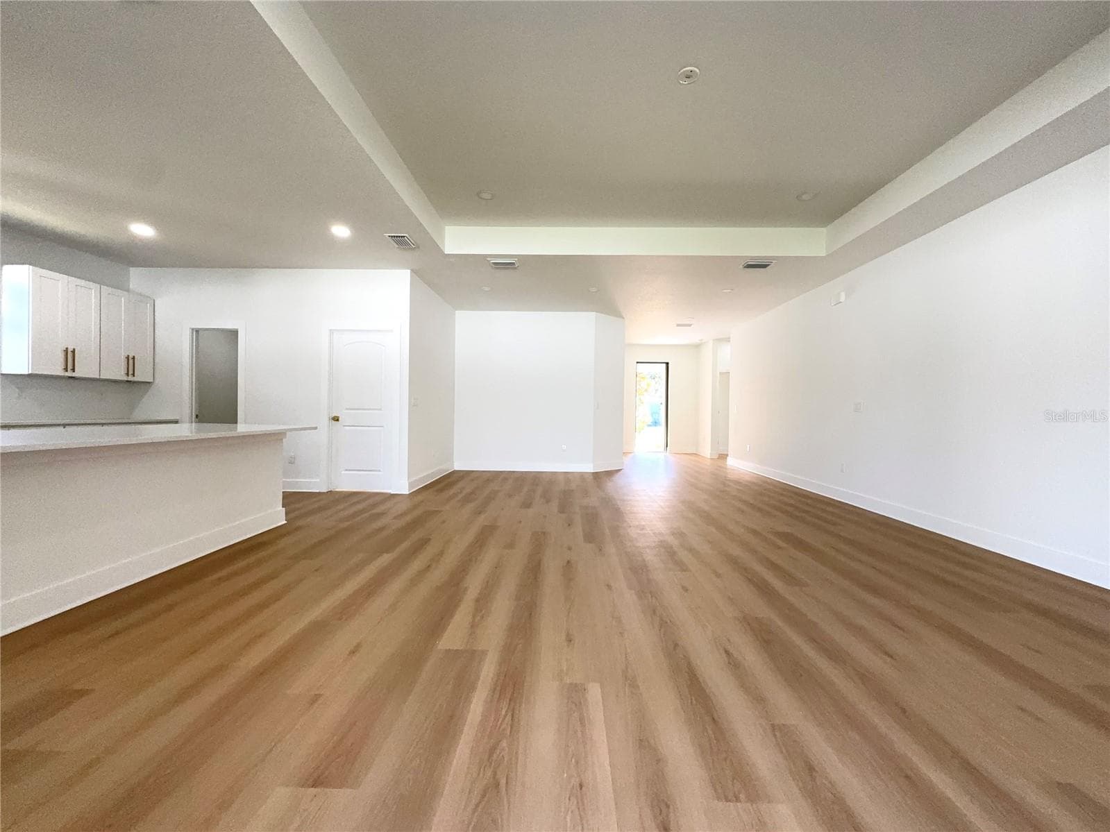 Single Family Residence at 707 W COUNTRY CLUB DR, TAMPA, photo 3 of 35