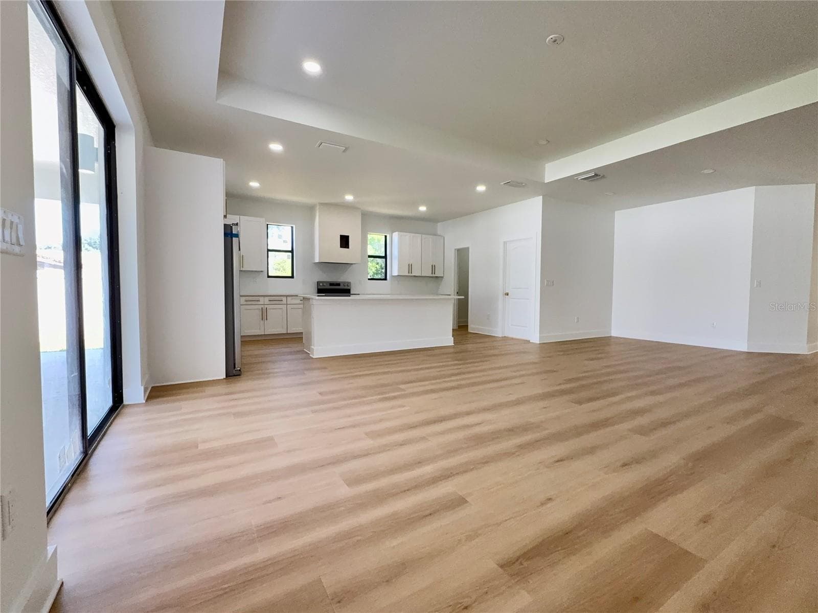 Single Family Residence at 707 W COUNTRY CLUB DR, TAMPA, photo 6 of 35