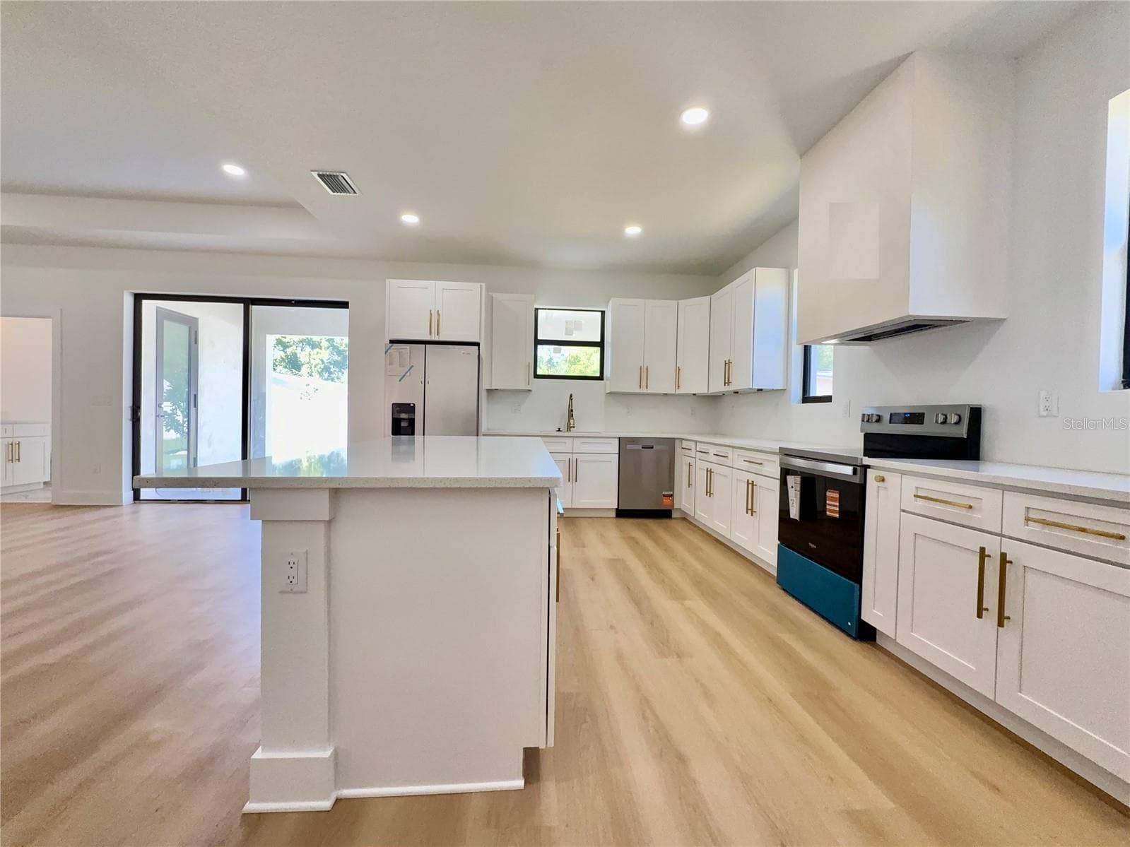 Single Family Residence at 707 W COUNTRY CLUB DR, TAMPA, photo 11 of 35