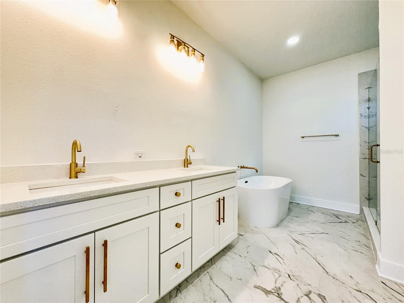 Single Family Residence at 707 W COUNTRY CLUB DR, TAMPA, photo 17 of 35