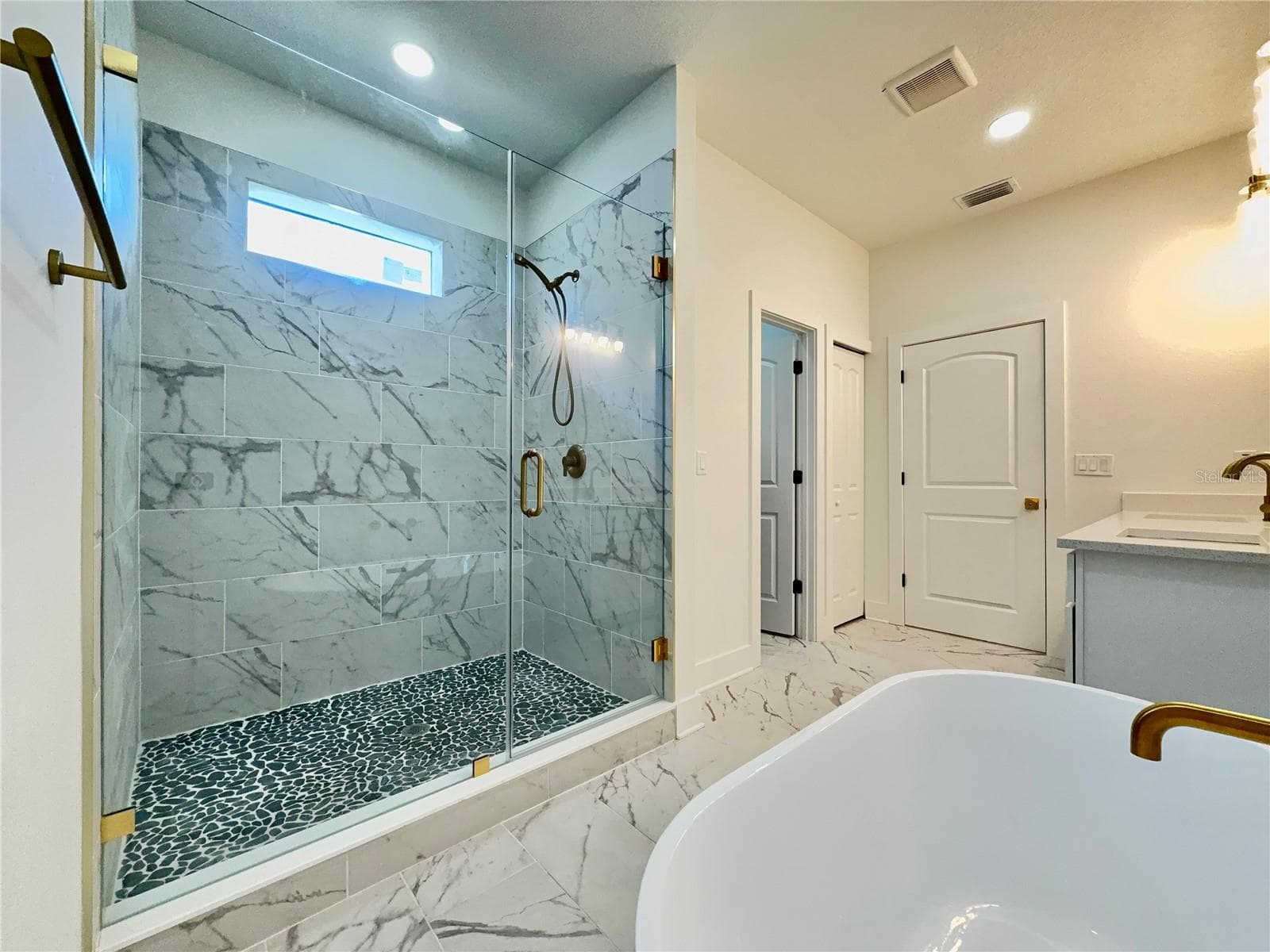 Single Family Residence at 707 W COUNTRY CLUB DR, TAMPA, photo 20 of 35