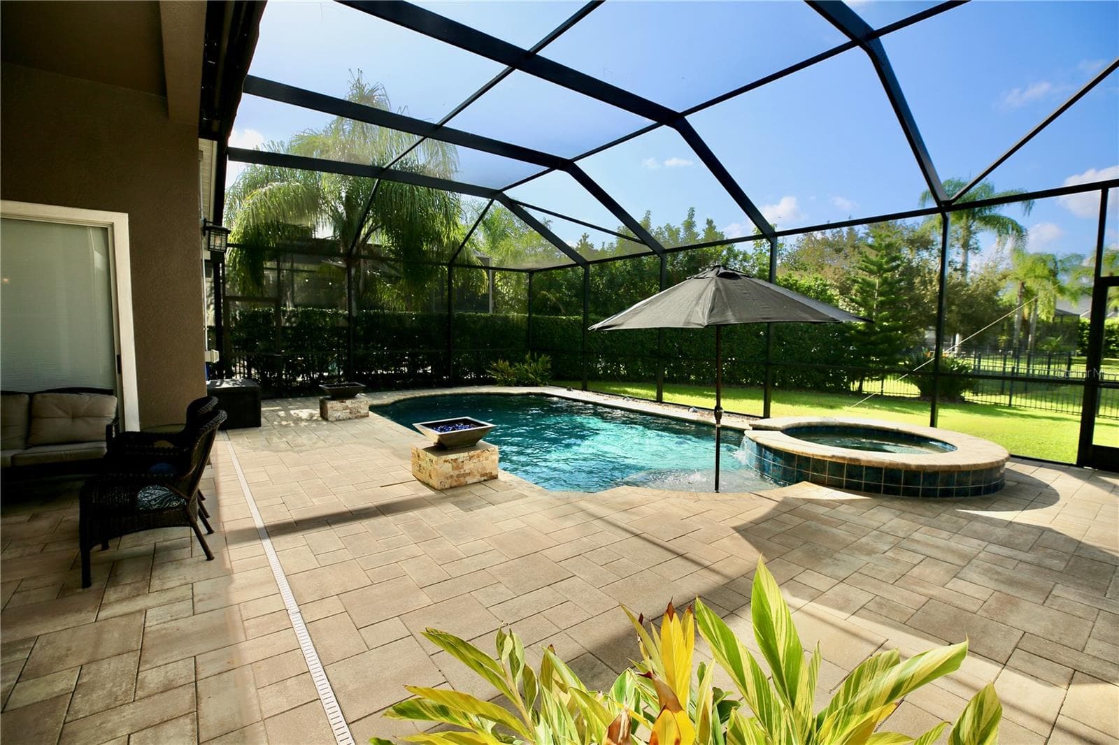 A view of the sparkling Pool and Spa - 14824 TUDOR CHASE DR, TAMPA