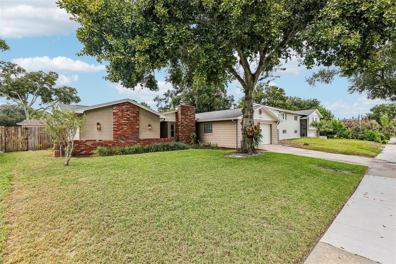 Block home with brick accents - 1519 GLASTONBERRY RD, MAITLAND