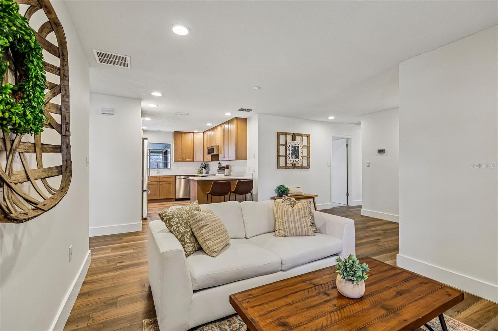 Kitchen opens to living room - 1519 GLASTONBERRY RD, MAITLAND