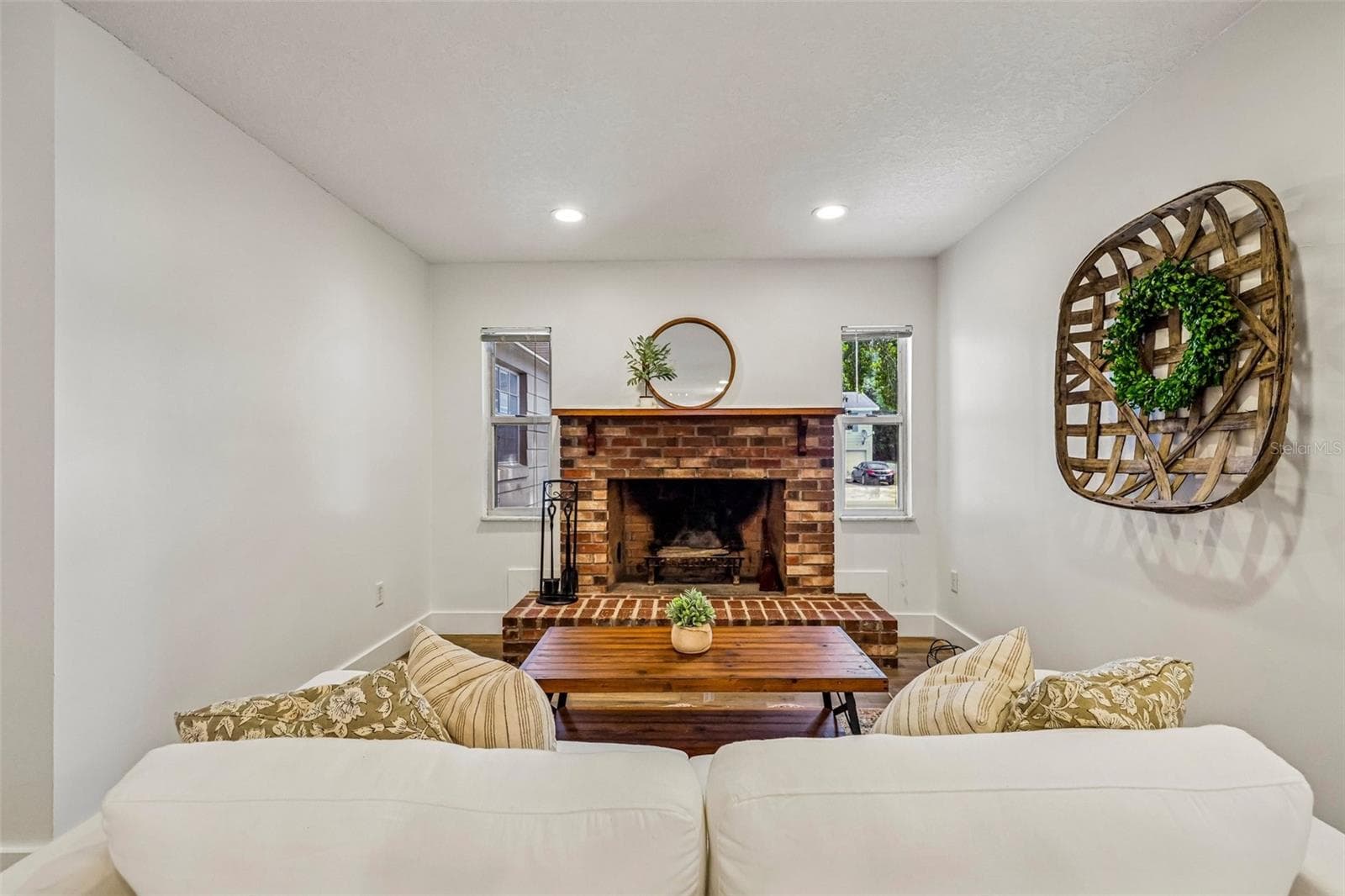 Wood burning fireplace in living room - 1519 GLASTONBERRY RD, MAITLAND