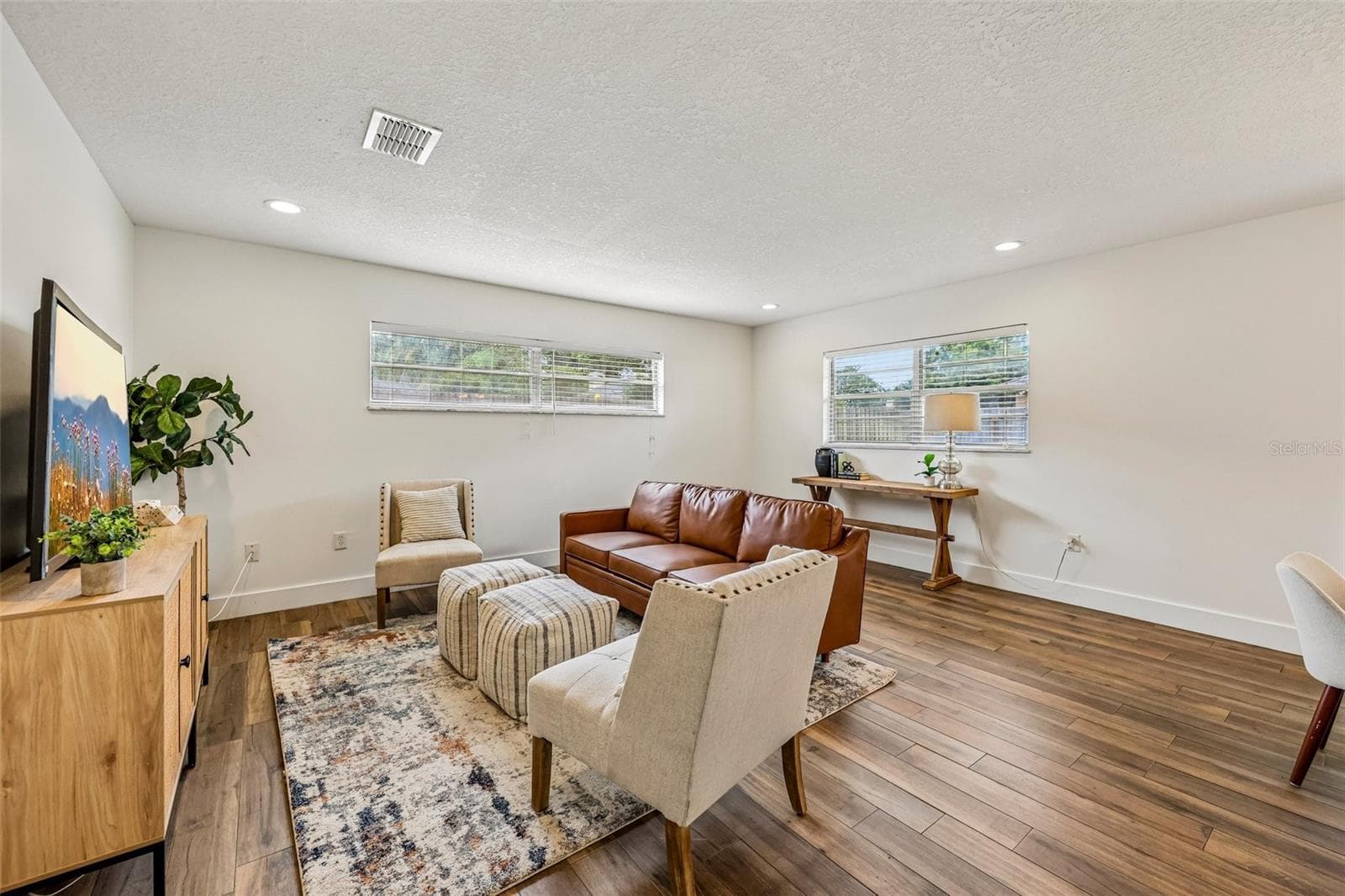 Plenty of space in family room - 1519 GLASTONBERRY RD, MAITLAND