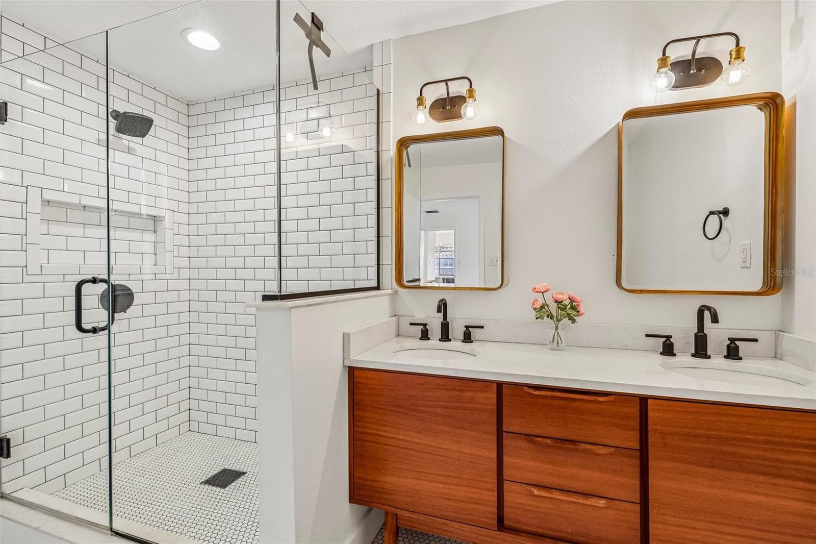 Primary bathroom with dual sinks - 1519 GLASTONBERRY RD, MAITLAND