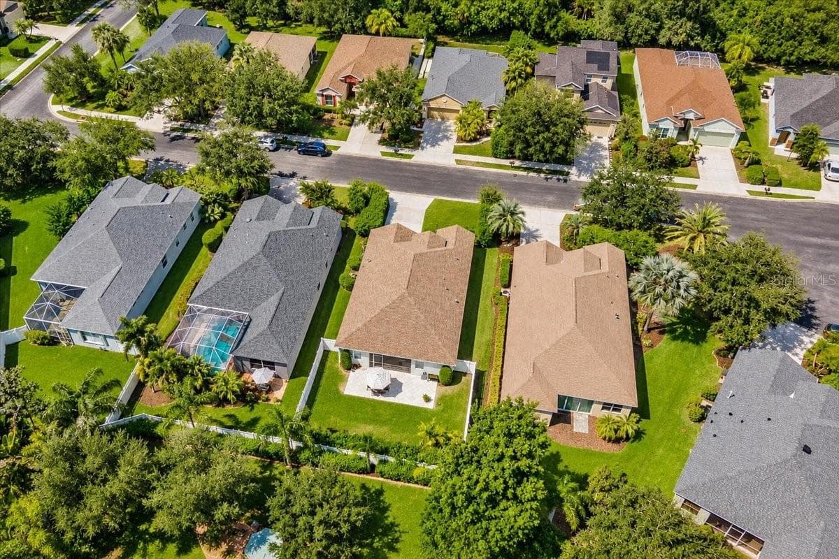 Fully fenced private yard, extended paver brick patio behind screened in lanai. - 8120 TABBYSTONE PL, BRADENTON