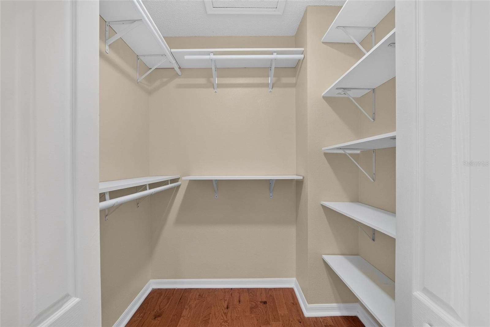 her closet - 9110 ROCKROSE DR, TAMPA