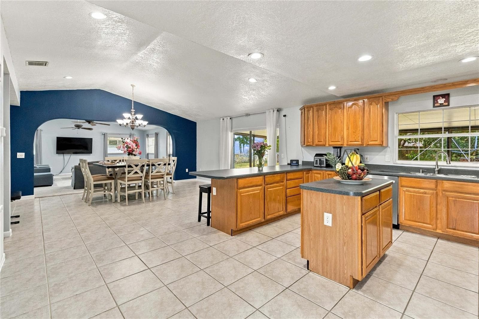 Single Family Residence at 3034 SUWANNEE CT, APOPKA, photo 4 of 20