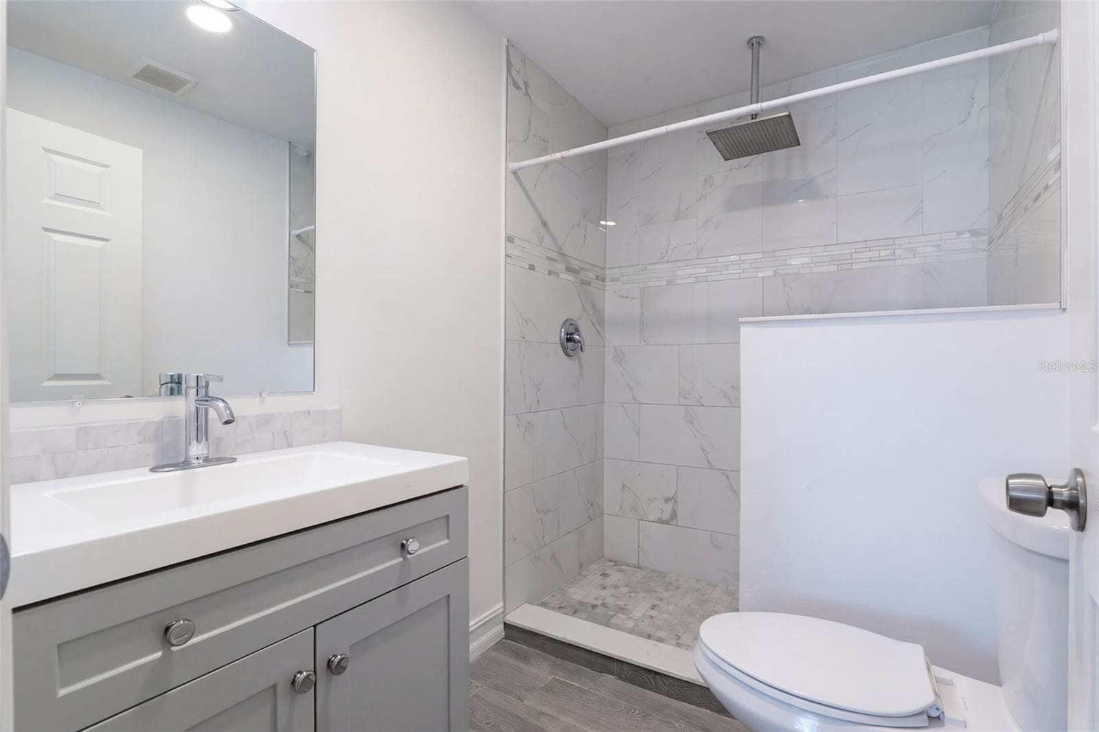 Master Bathroom - 526 E JESSUP AVE, LONGWOOD