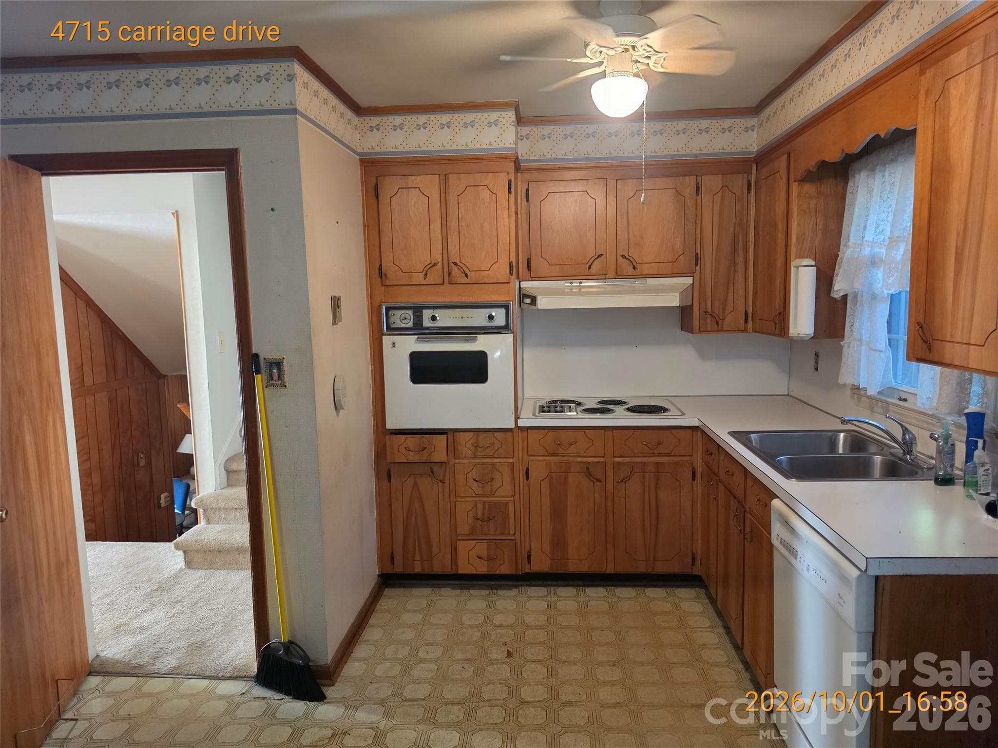 Single Family Residence at 4715 Carriage Drive Circle, Charlotte, photo 7 of 16
