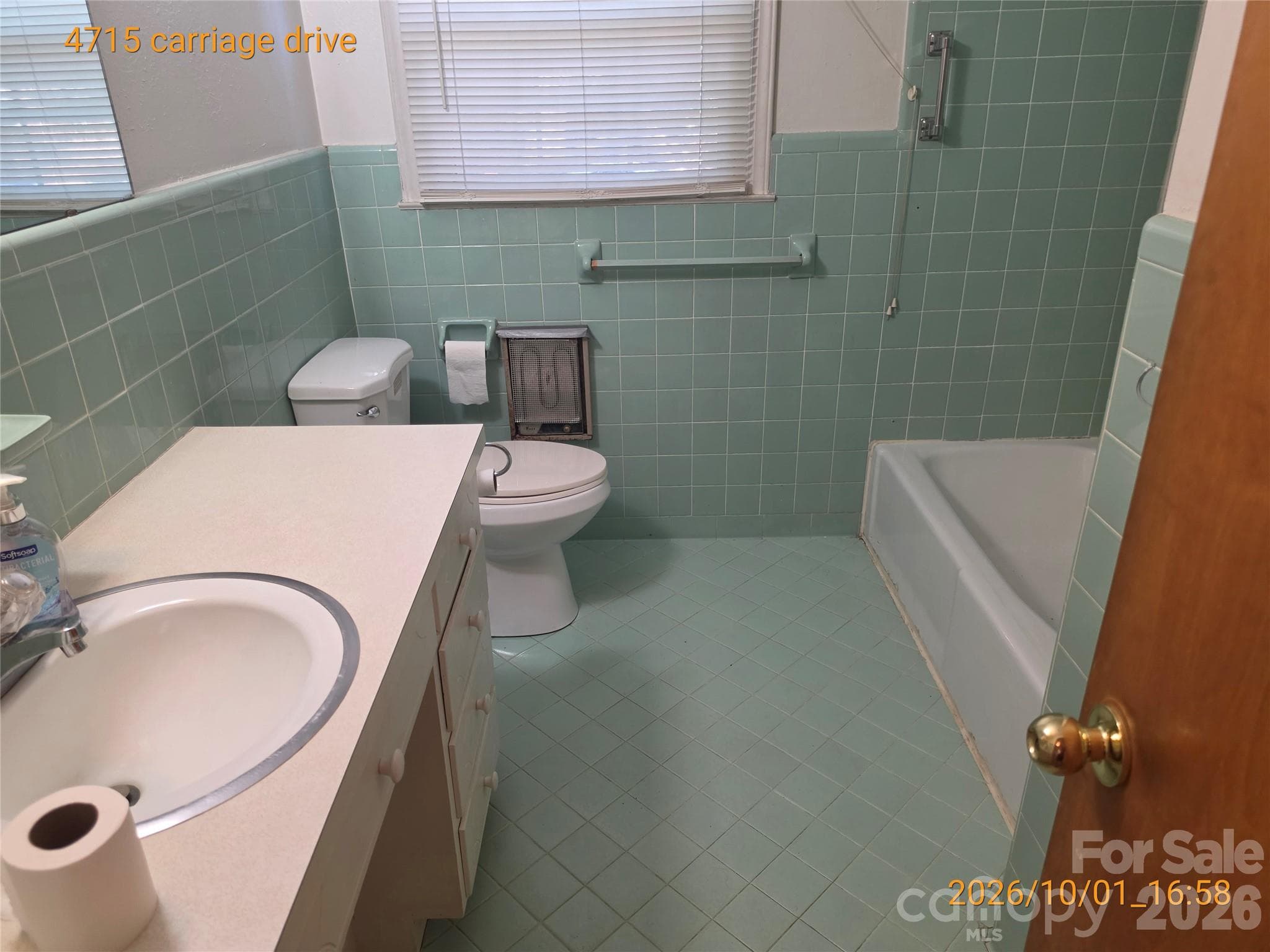 Single Family Residence at 4715 Carriage Drive Circle, Charlotte, photo 10 of 16