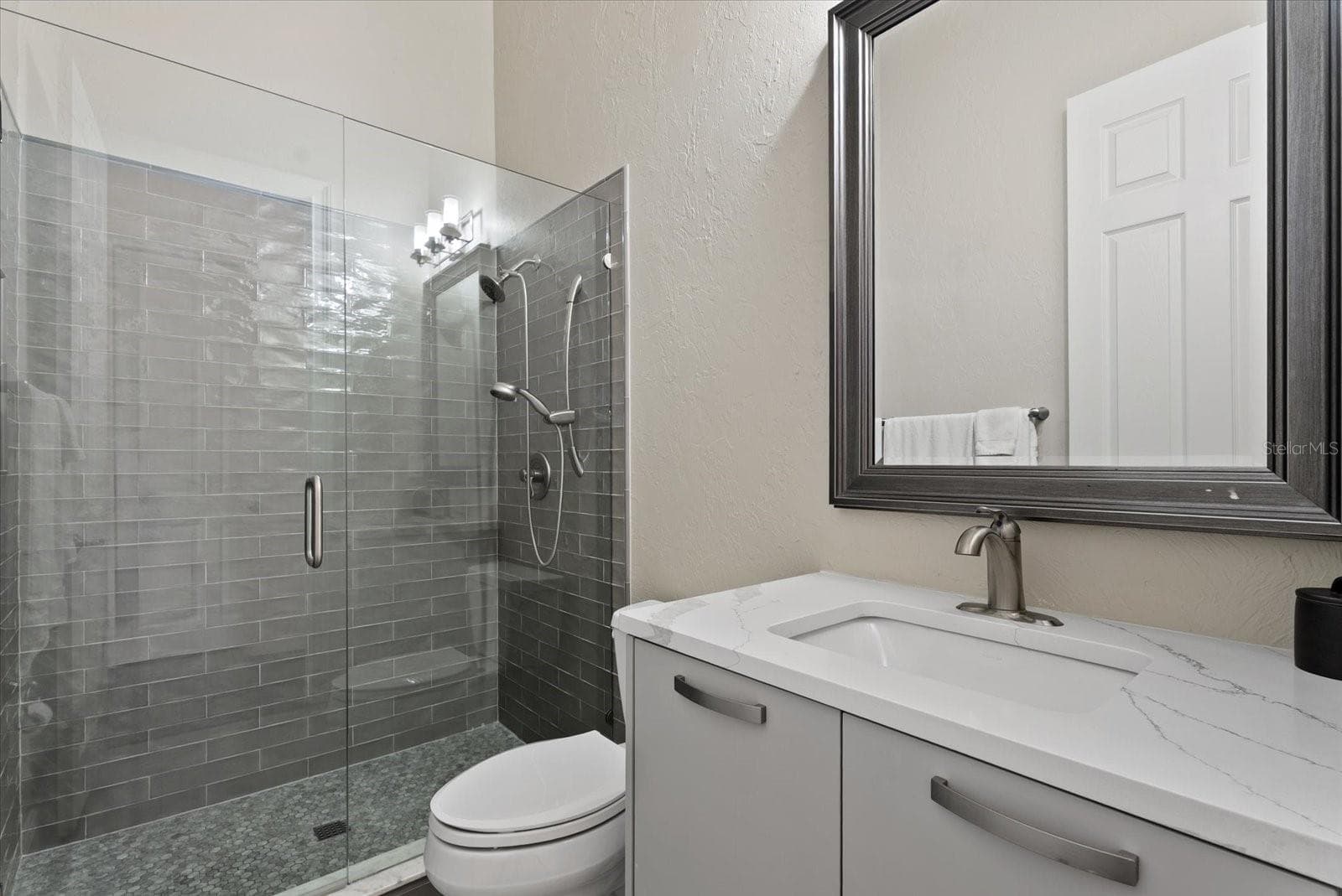 The ensuite bathroom for the second bedroom - 520 RYE RD NE, BRADENTON