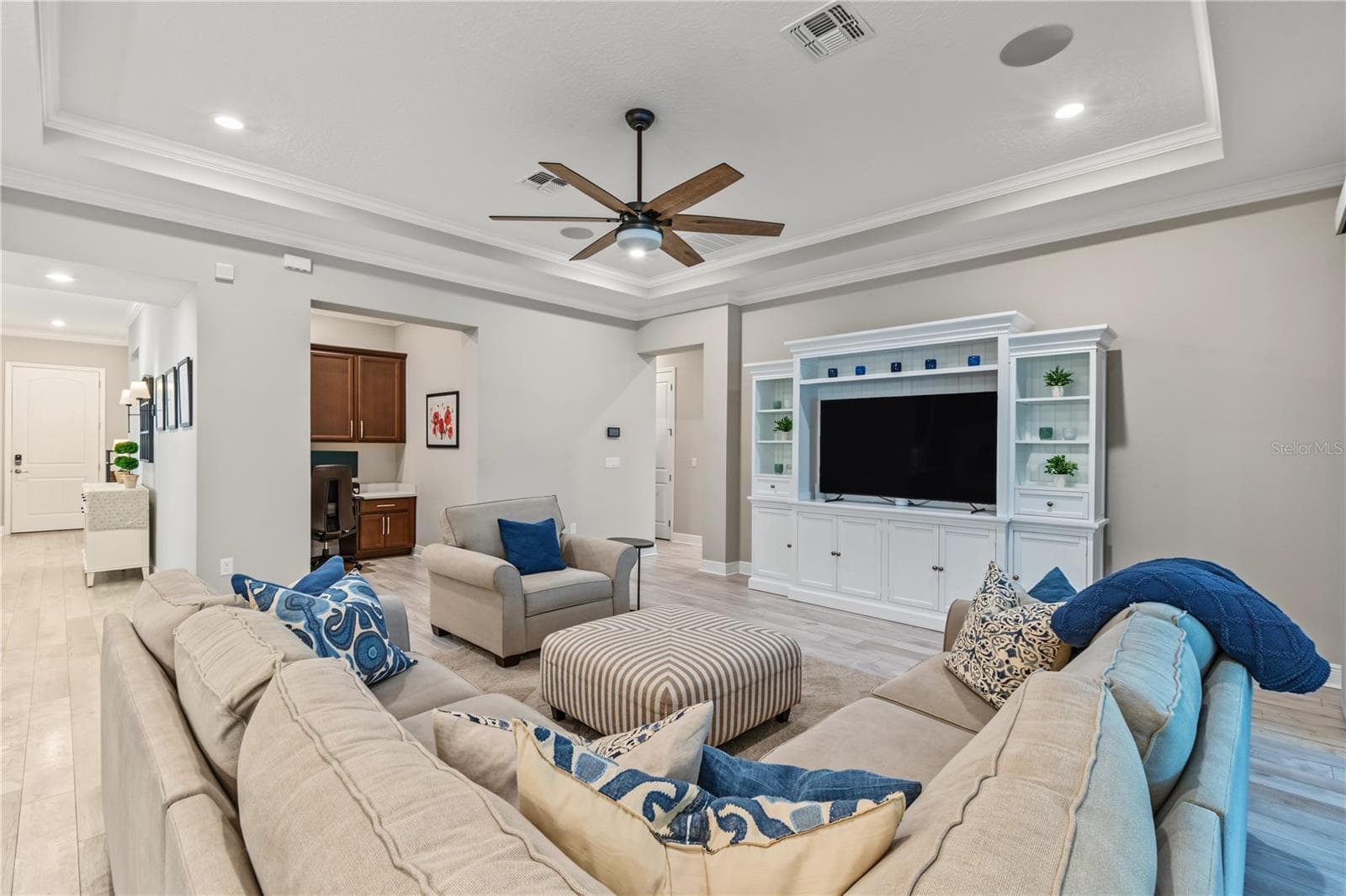 Single Family Residence at 8037 LUDINGTON CIR, ORLANDO, photo 6 of 63