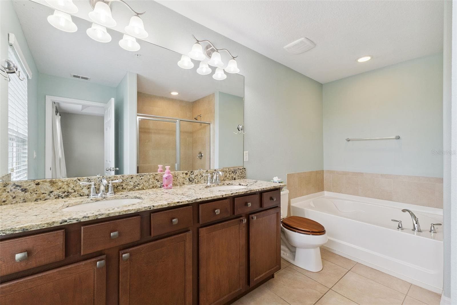 Primary Bath-Double Vanity and Soaking Tub - 1436 WINTER WHARF LN, WINTER SPRINGS