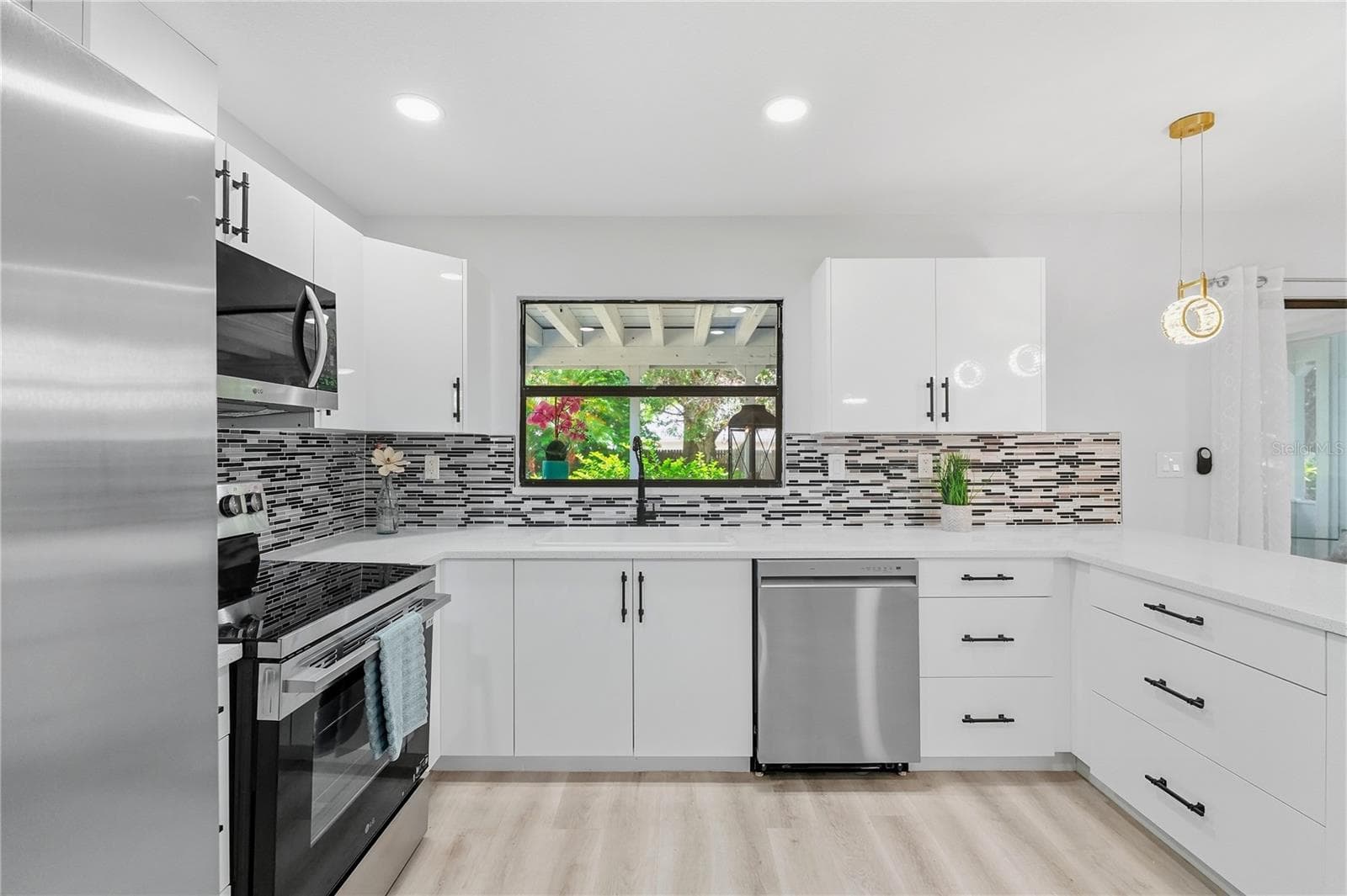Quartz Countertops, European-Style Cabinetry w/ Soft-Close, New Appliances, Stunning Glass Backsplash. - 1721 DORCHESTER RD, CLEARWATER