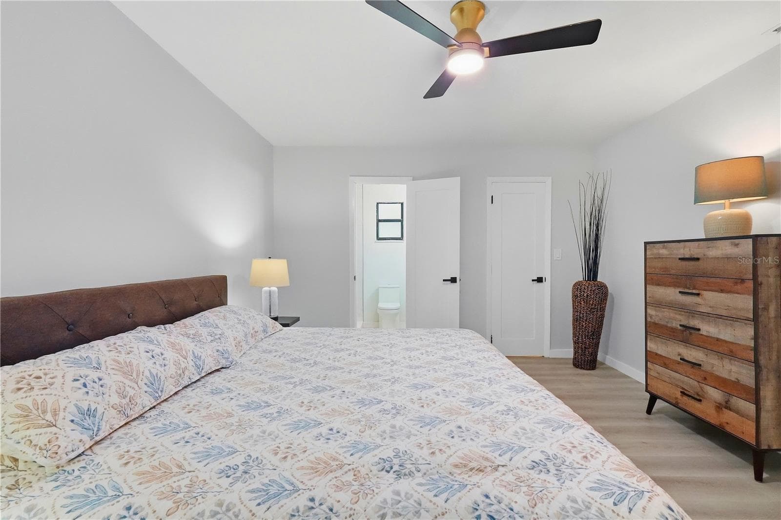Primary Bedroom Features an En-Suite Bathroom. - 1721 DORCHESTER RD, CLEARWATER
