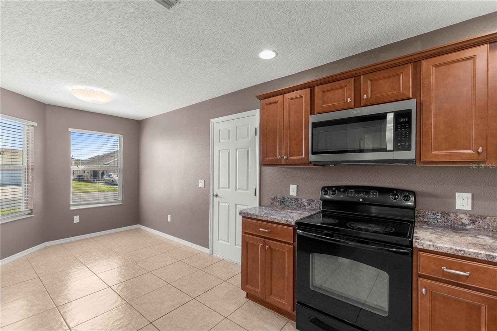 Kitchen w/ breakfast nook - 12166 NE 51ST CIR, OXFORD