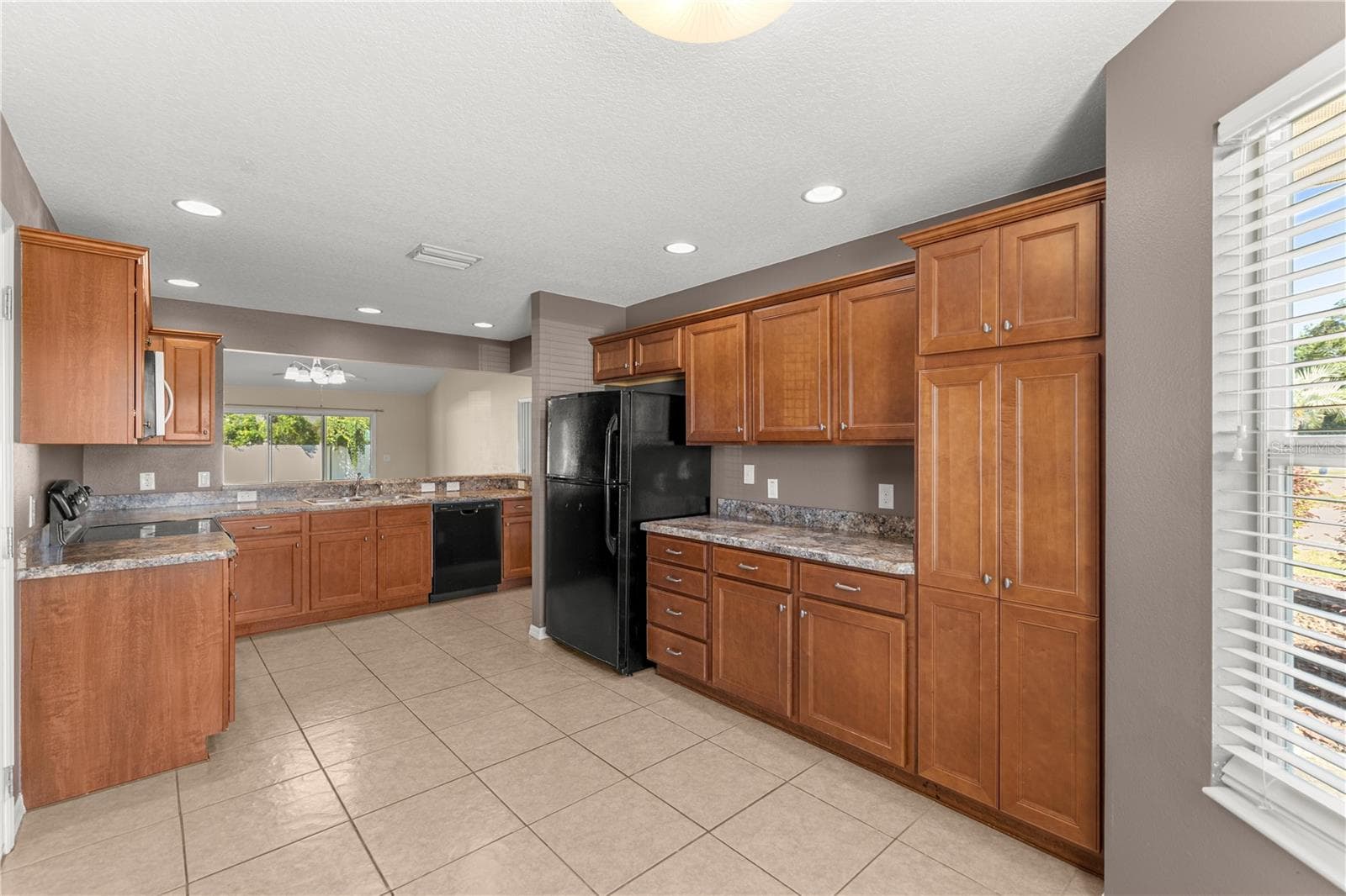 Kitchen - 12166 NE 51ST CIR, OXFORD