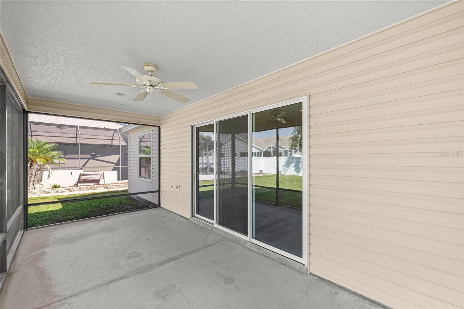 Covered Outdoor Screened Patio - 12166 NE 51ST CIR, OXFORD