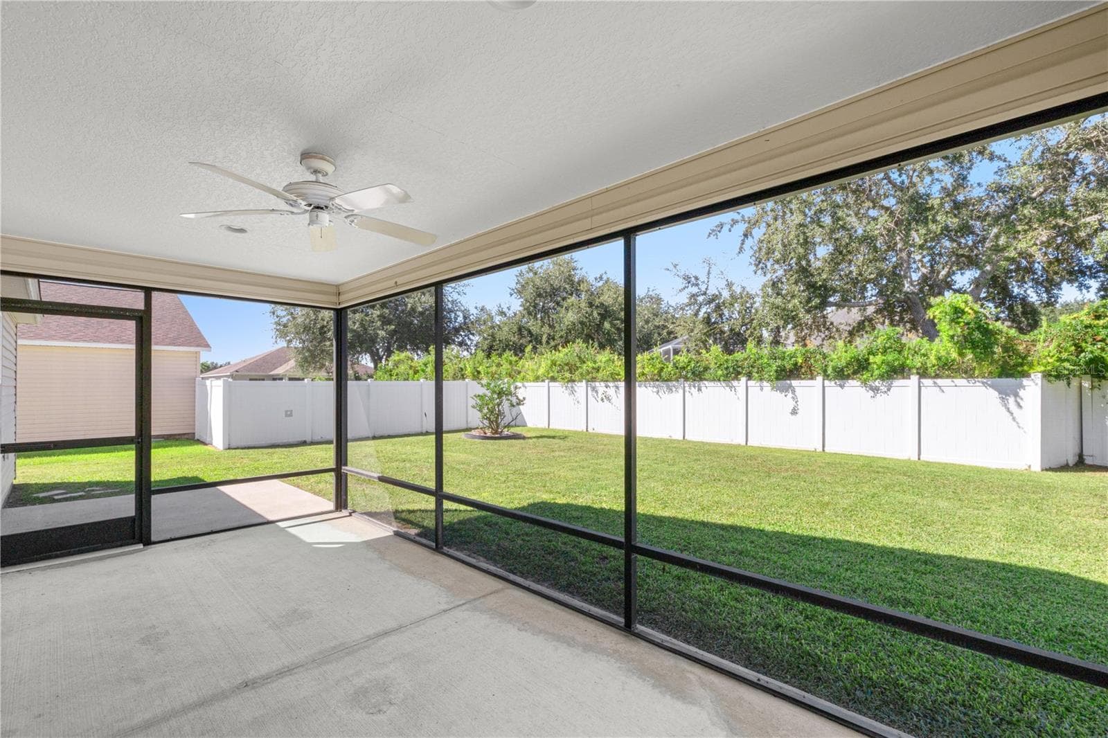 Covered Outdoor Screened Patio - 12166 NE 51ST CIR, OXFORD