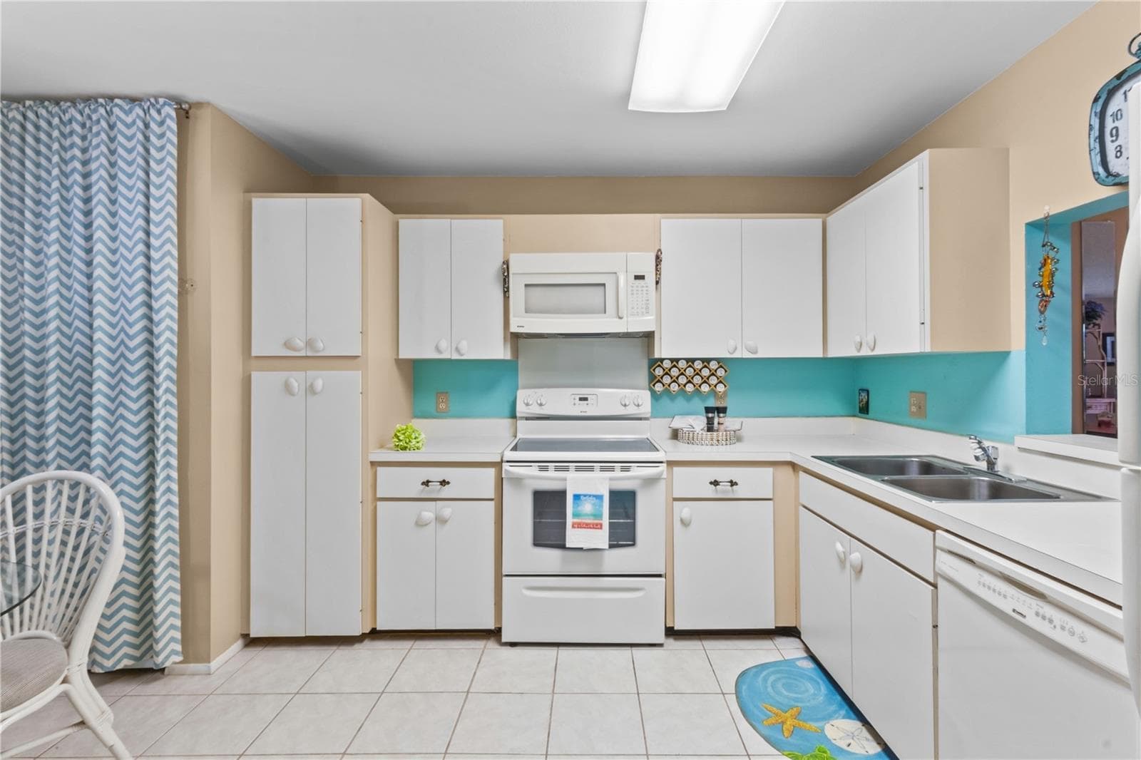 Eat In Kitchen - 521 LAKESIDE DR, BRADENTON