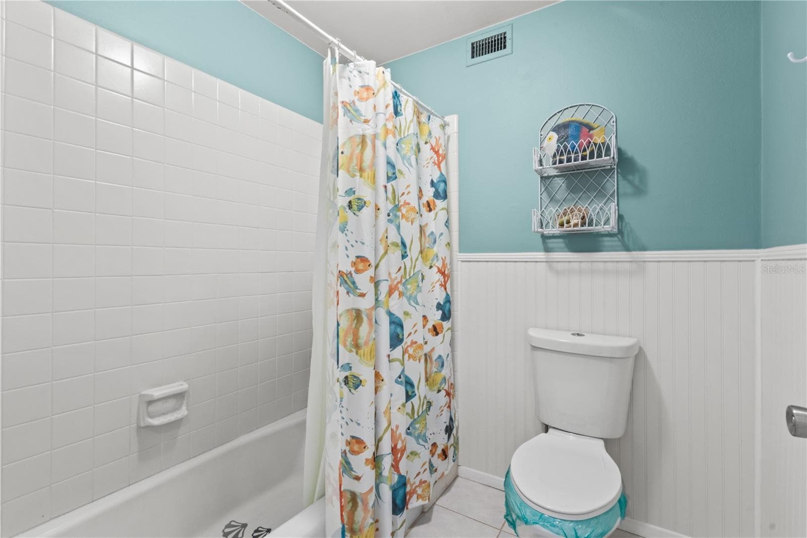 Primary Bathroom- Tub Shower Combination - 521 LAKESIDE DR, BRADENTON